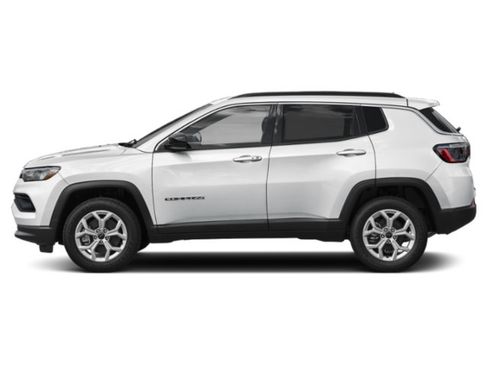 Used 2025 Jeep Compass Latitude w/ Altitude Special Edition AWD/4WD image 3