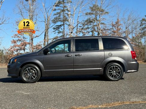 Used 2017 Dodge Grand Caravan SE image 3