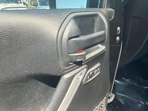 Used 2018 Jeep Wrangler Unlimited Sahara AWD/4WD image 17