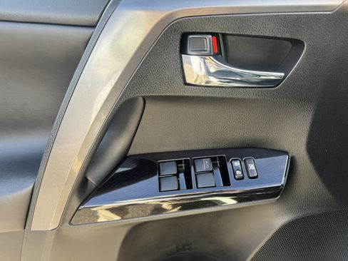 Used 2016 Toyota RAV4 SE image 9