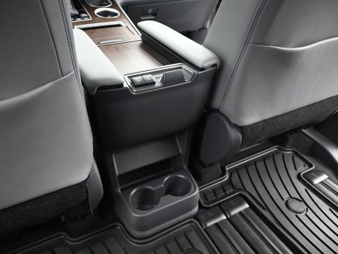 Used 2021 Toyota Sienna XLE FWD image 24