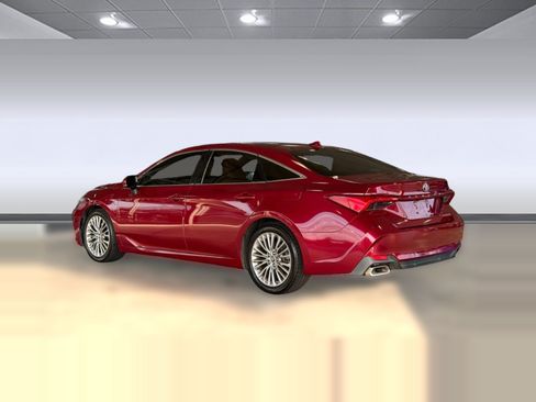 Used 2019 Toyota Avalon Limited FWD image 3