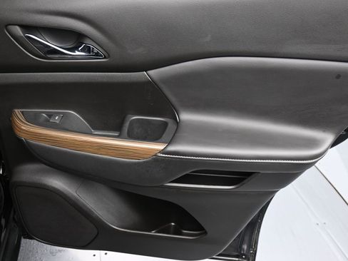 Used 2023 GMC Acadia SLE w/ Driver Convenience Package image 18