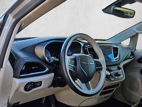 Used 2020 Chrysler Pacifica Limited image 9