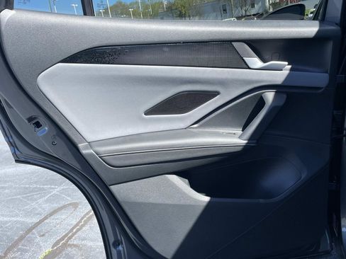 Certified 2025 Volkswagen Tiguan SE image 11