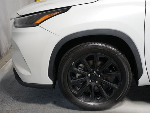 Used 2022 Toyota Highlander XLE FWD image 5