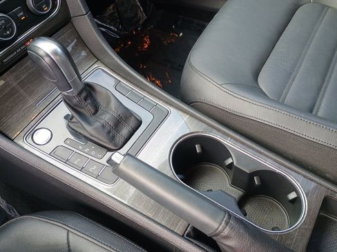 Used 2018 Volkswagen Passat 2.0T SEL Premium image 31