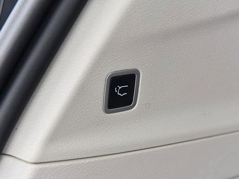 Used 2023 Chrysler Pacifica Limited FWD image 28