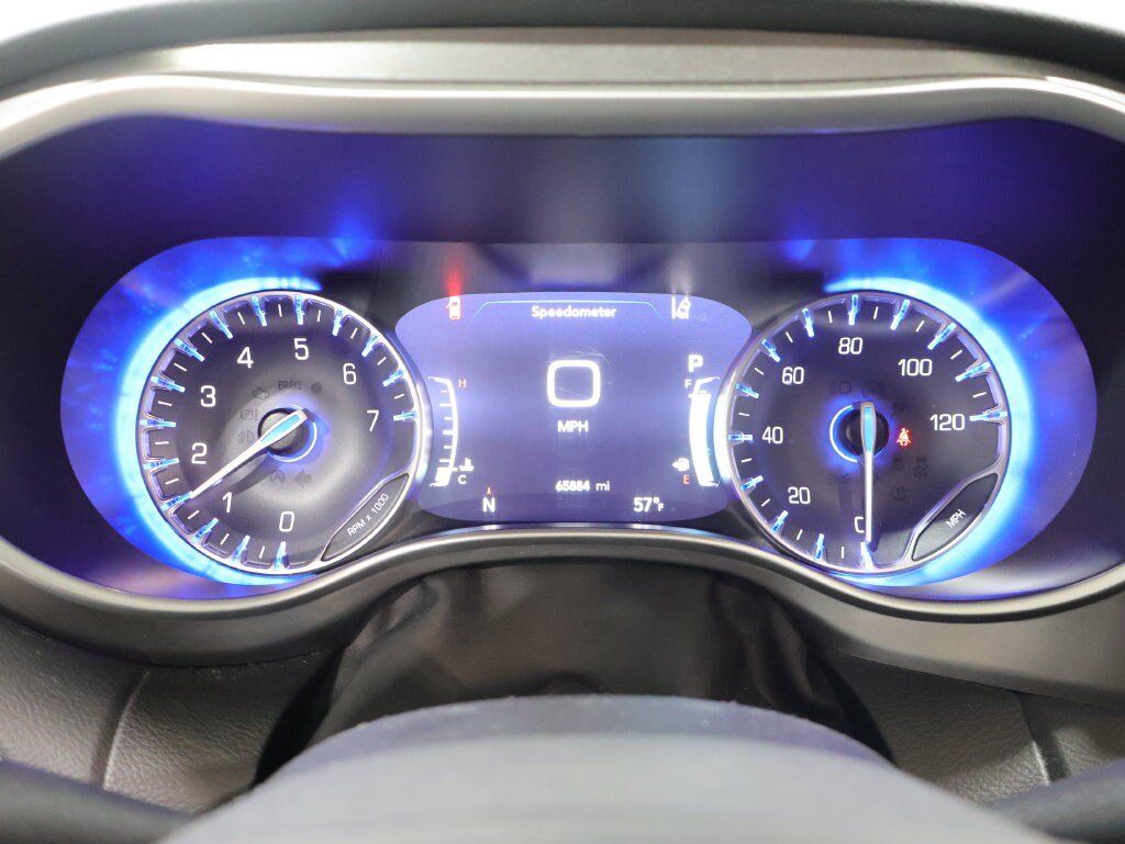 Used 2023 Chrysler Pacifica Touring-L FWD image 34
