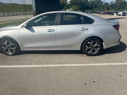 Used 2019 Kia Forte LXS FWD image 3