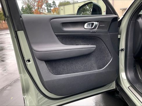 Used 2023 Volvo XC40 Recharge Ultimate image 26