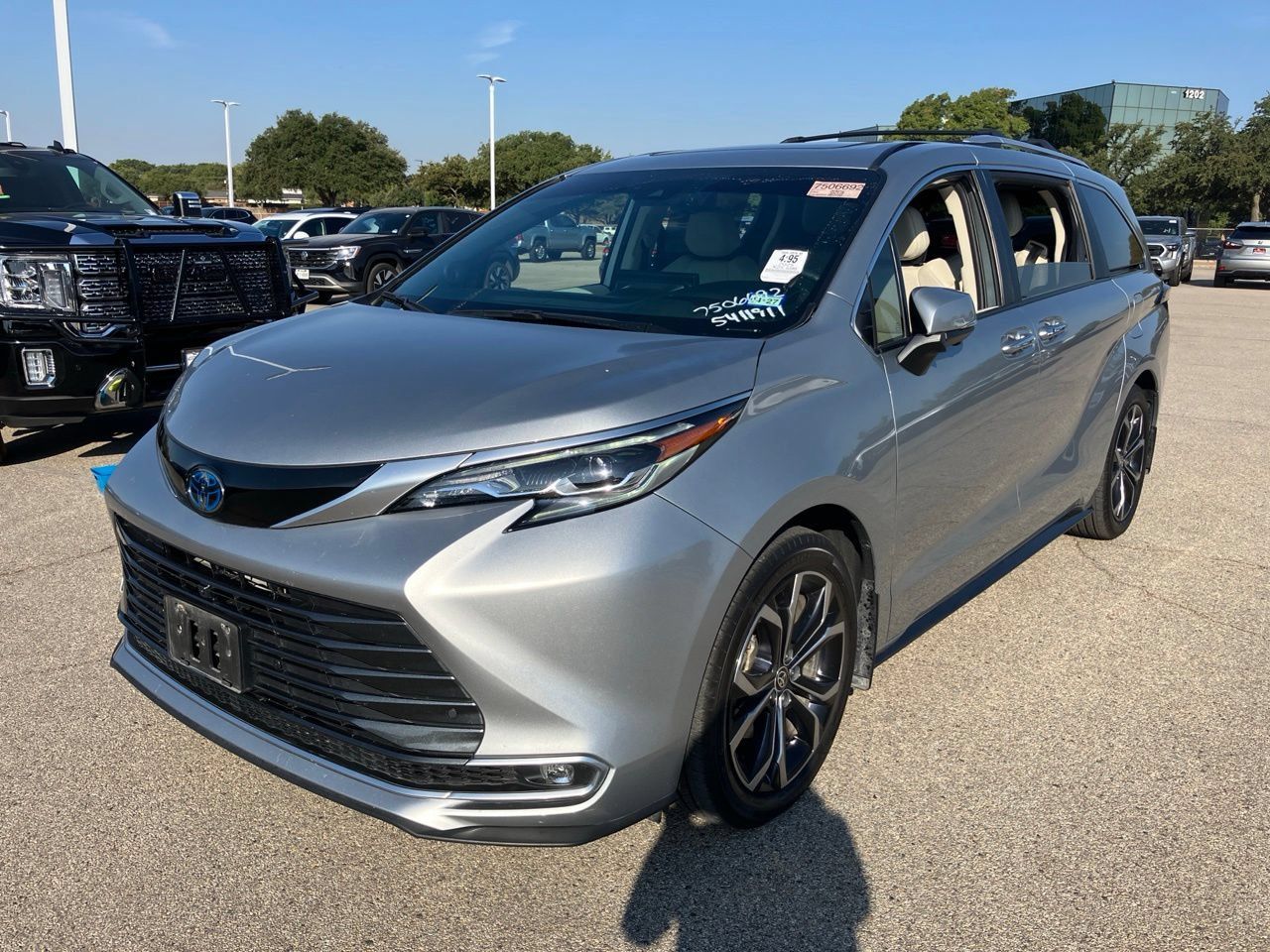 Used 2025 Toyota Sienna Platinum FWD image 1