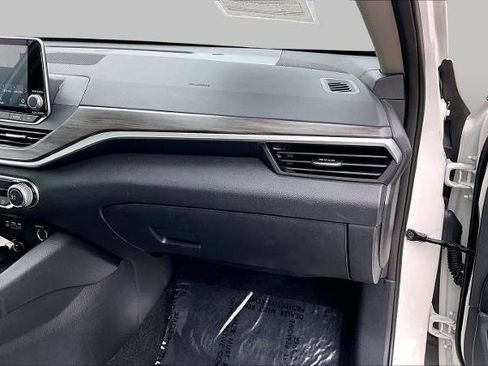 Certified 2025 Nissan Altima 2.5 SV FWD image 18