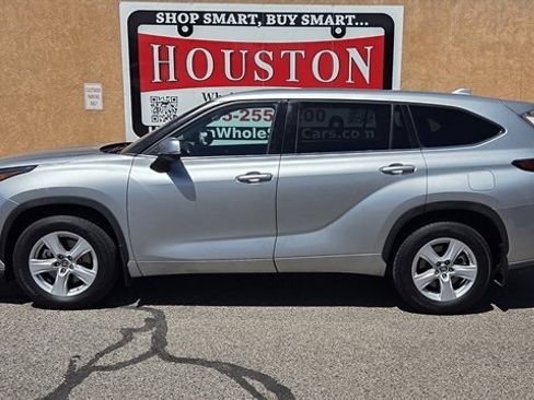 Used 2021 Toyota Highlander L AWD/4WD image 1
