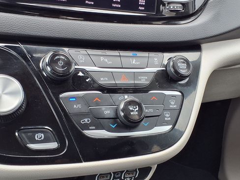 Used 2024 Chrysler Pacifica Touring-L FWD image 17