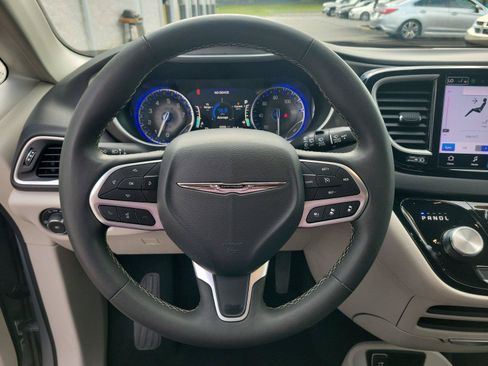 Used 2024 Chrysler Pacifica Touring-L FWD image 20