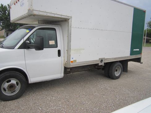 Used 2010 Chevrolet Express 3500 Extended image 2