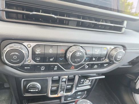 Certified 2025 Jeep Wrangler Unlimited Sahara AWD/4WD image 31