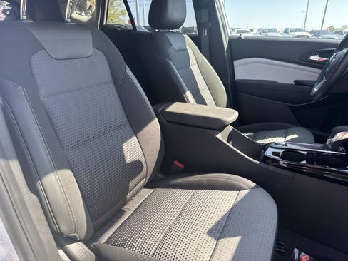 Used 2025 Chevrolet Trax LT w/ LT Convenience Package image 12