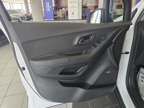 Used 2018 Chevrolet Trax LT w/ Sun & Sound Package FWD image 7