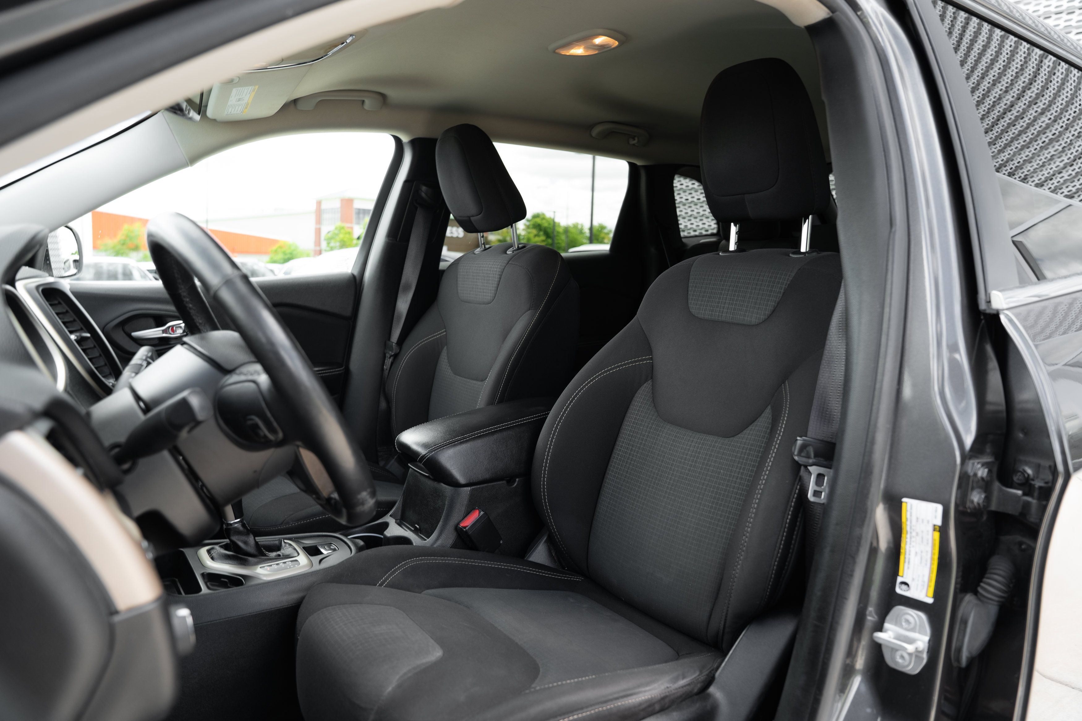 Used 2016 Jeep Cherokee Latitude w/ Cold Weather Group FWD image 20