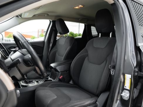 Used 2016 Jeep Cherokee Latitude w/ Cold Weather Group FWD image 20