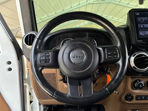 Used 2015 Jeep Wrangler Unlimited Sahara w/ Connectivity Group AWD/4WD image 15