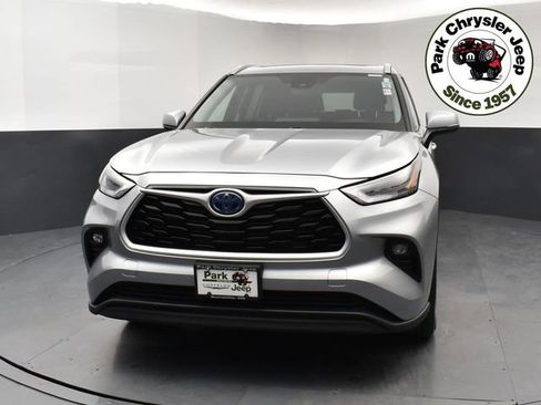 Used 2024 Toyota Highlander XLE image 2