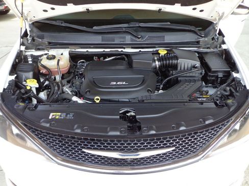 Used 2017 Chrysler Pacifica Limited w/ UConnect Theater Package FWD image 13