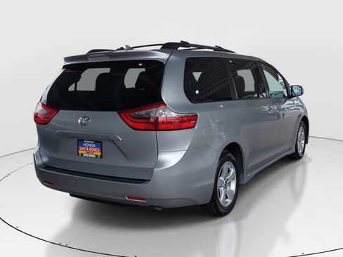 Used 2020 Toyota Sienna LE image 5