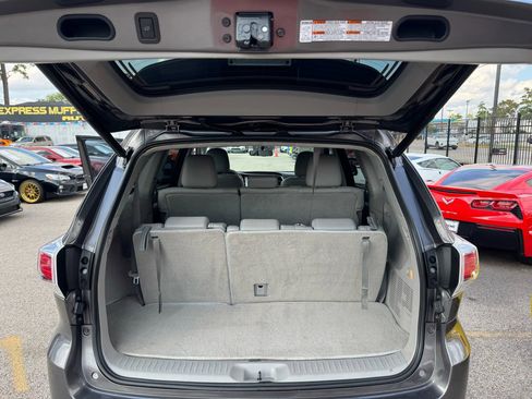 Used 2015 Toyota Highlander LE image 41