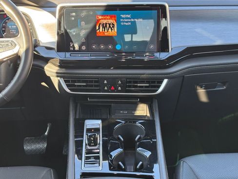 Used 2025 Volkswagen Atlas Cross Sport SE image 18