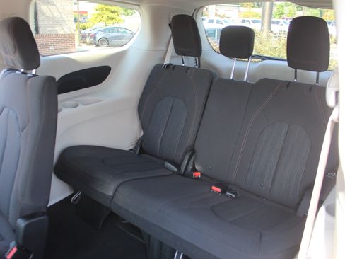 Used 2019 Chrysler Pacifica Touring Plus w/ Tire & Wheel Group FWD image 25