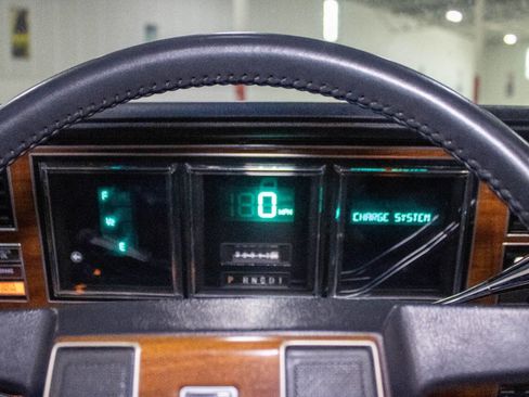 Used 1989 Lincoln Town Car Signature image 12