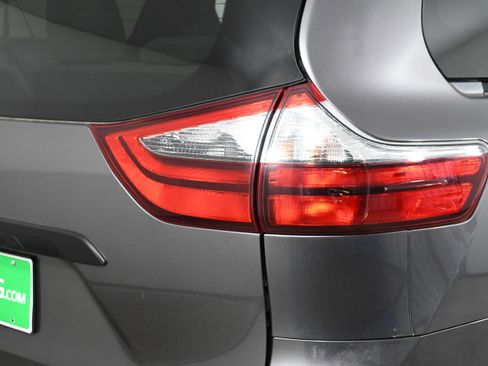 Used 2020 Toyota Sienna L image 30