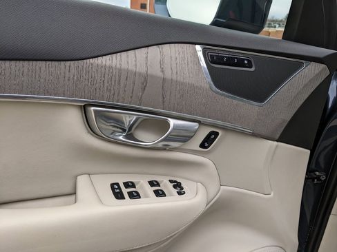 Certified 2025 Volvo XC90 T8 Plus w/ Protection Package Premier image 10