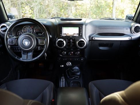 Used 2016 Jeep Wrangler Unlimited Rubicon w/ Connectivity Group image 21