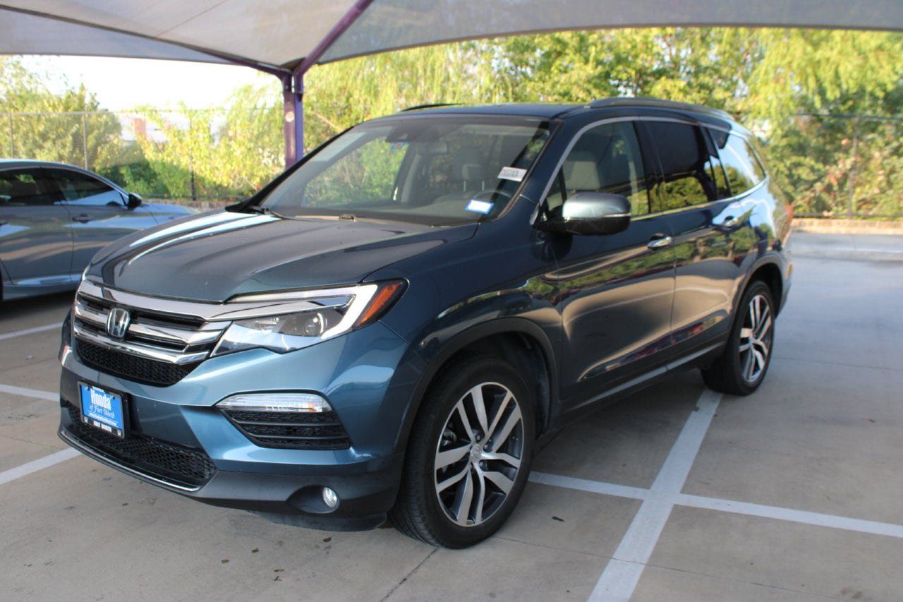 Used 2017 Honda Pilot Touring image 1
