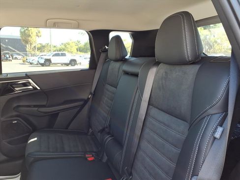 New 2025 Mitsubishi Outlander SE image 17