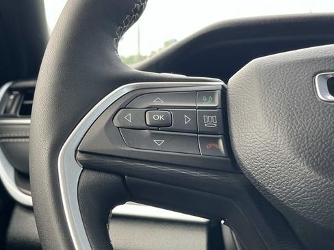 Used 2025 Jeep Grand Cherokee Laredo w/ Luxury Tech Group I RWD image 31