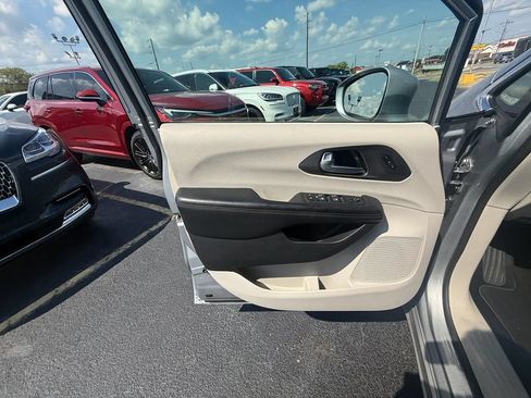 Used 2020 Chrysler Pacifica Touring-L Plus FWD image 11