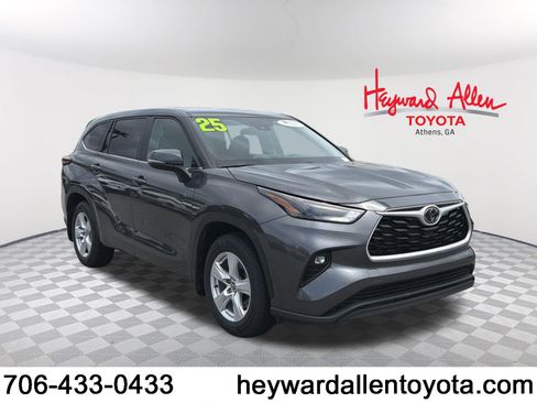 Certified 2025 Toyota Highlander LE FWD image 1