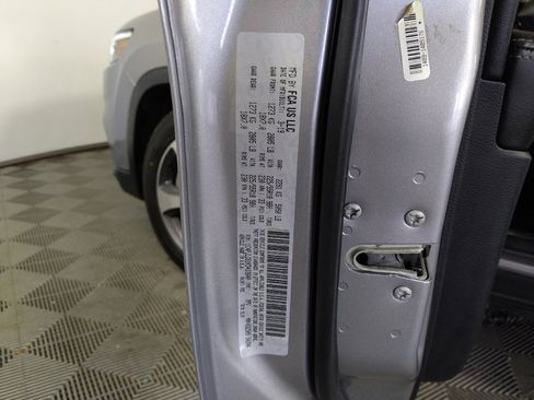 Used 2019 Jeep Cherokee Limited FWD image 33