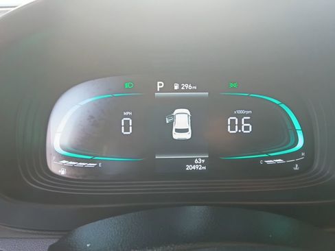 Used 2025 Hyundai Venue SEL FWD image 2