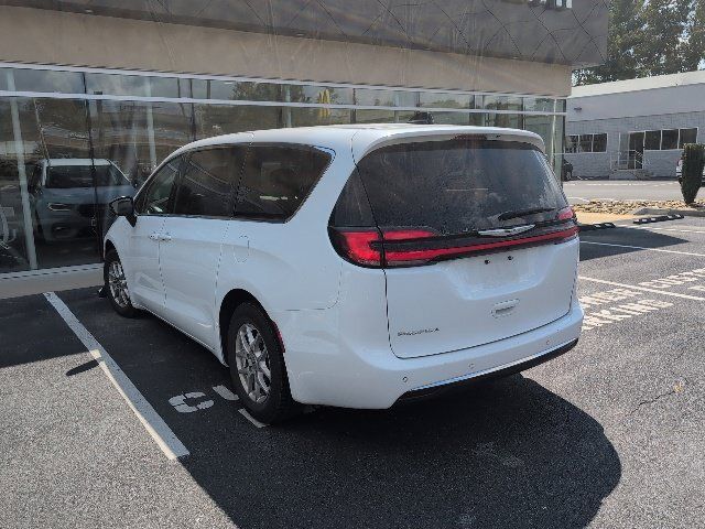 Used 2024 Chrysler Pacifica Touring-L FWD image 5