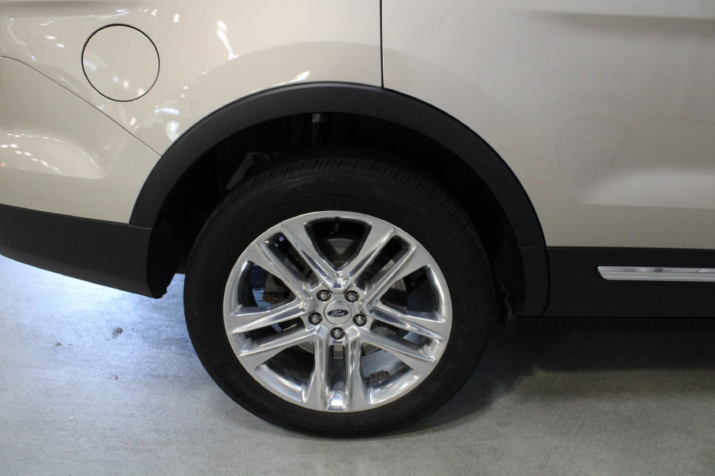 Used 2017 Ford Explorer XLT w/ Equipment Group 202A AWD/4WD image 27
