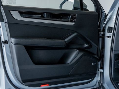 Certified 2024 Porsche Cayenne image 30