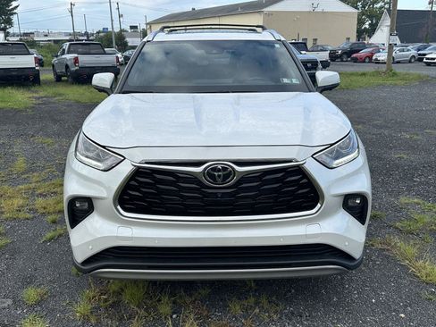 Used 2025 Toyota Highlander Platinum AWD/4WD image 3