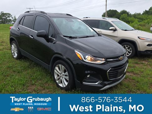 Used 2020 Chevrolet Trax Premier w/ LPO, Cargo Package FWD image 1