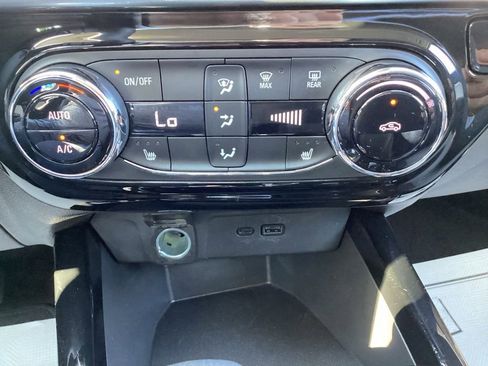 Used 2025 Chevrolet Trax LT w/ LT Convenience Package FWD image 21
